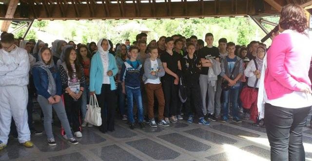 450 učenika iz Kaknja posjetilo Memorijalni centar Srebrenica-Potočari