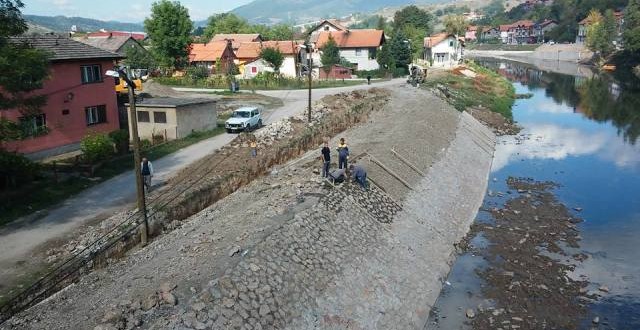 U toku radovi na uređenju obala rijeke Bosne nizvodno od Mosta mladih