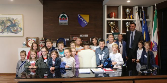 Načelnik Nermin Mandra upriličio svečani prijem za grupu kakanjskih mališana: Molim Vas načelniče da se ukloni osinjak, jer mi strašno smetaju ose dok jedem slatkiše