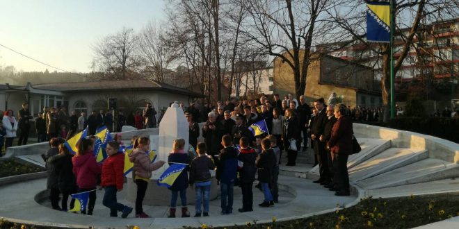 Obilježavanje 25.novembra-Dana državnosti BiH u Kaknju: Položeno cvijeće u Gradskom spomen-parku