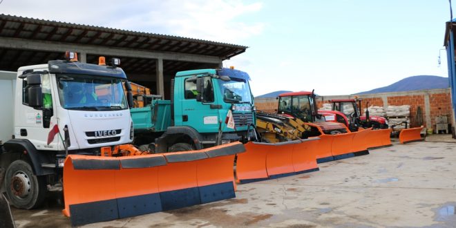Razgovarali v.d. načelnik Aldin Šljivo i direktor “Vodokoma” Haris Veispahić: Zajednički zaključak- uvesti novu praksu, više posipne soli i šljunak sitnije granulacije na kakanjskim saobraćajnicama i to u situacijama kada posipna so ne djeluje